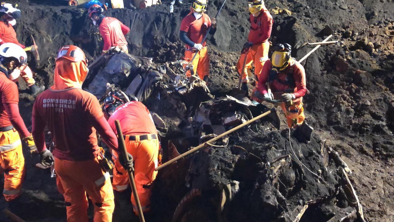 Bombeiros fazem buscas na área