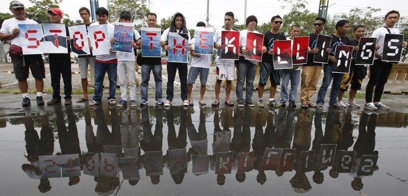 Ativistas filipinos dos
direitos dos animais protestam contra a caça de golfinhos em Taji, no Japão, em frente à embaixada japonesa em Pasay,
nas Filipinas