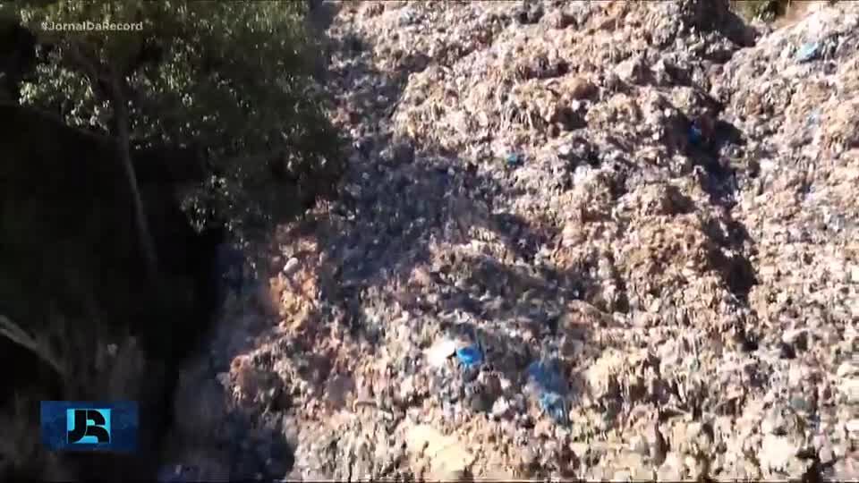 Promotores pedem bloqueio de R$ 10 milhões para reparar danos após queda de montanha de lixo em GO