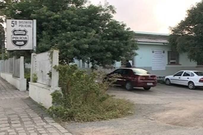 O crime aconteceu na madrugada de quarta-feira (30). Em depoimento, o suspeito informou que não se lembra como toda a briga começou, mas disse ter certeza de que o amigo pegou uma faca na cozinha e o desafiou