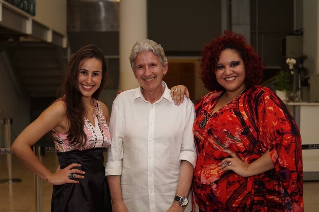 José Henrique Fabre Rolim, presidente da APCA (Associação Paulista de Críticos de Arte), posou com as protagonistas ao fim do espetáculo
