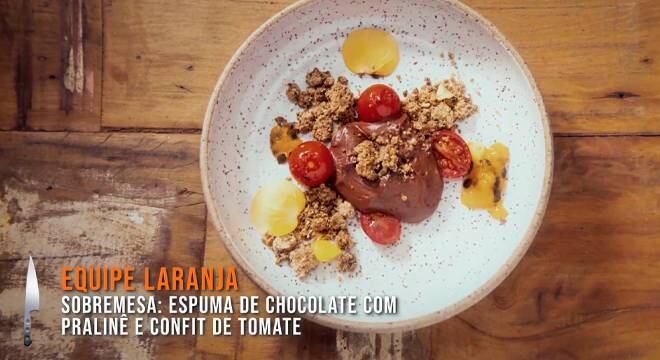 O cardápio foi encerrado com uma sobremesa de espuma de chocolate com pralinê e confit de tomate