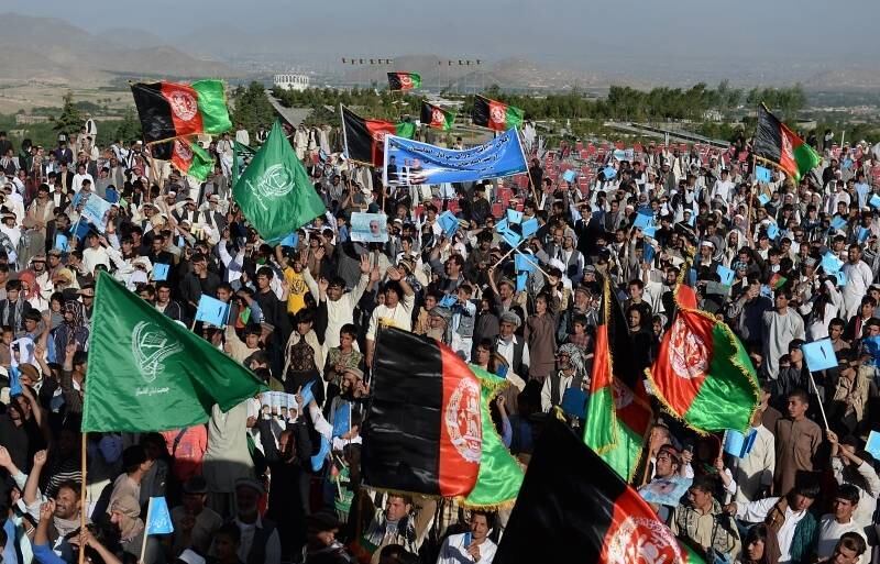 Partidários do canditado
à presidência do Afeganistão Abdullah Abdullah agitam bandeiras e gritam
durante comício em Paghman. As eleições serão realizadas em 14 de junho