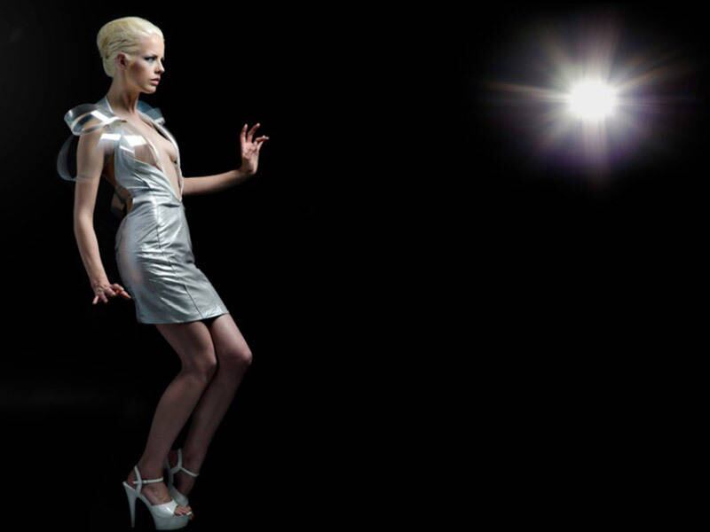 A ideia da roupa é "explorar a intimidade e os relacionamentos com a tecnologia", segundo o site do projeto. Para isso, a roupa conta com medidores de batimentos cardíacos e pulsação, para determinar os momentos mais excitantes da rotina de uma mulher. Quando os sensores detectam frequências bastante altas, o vestido se torna completamente transparentes