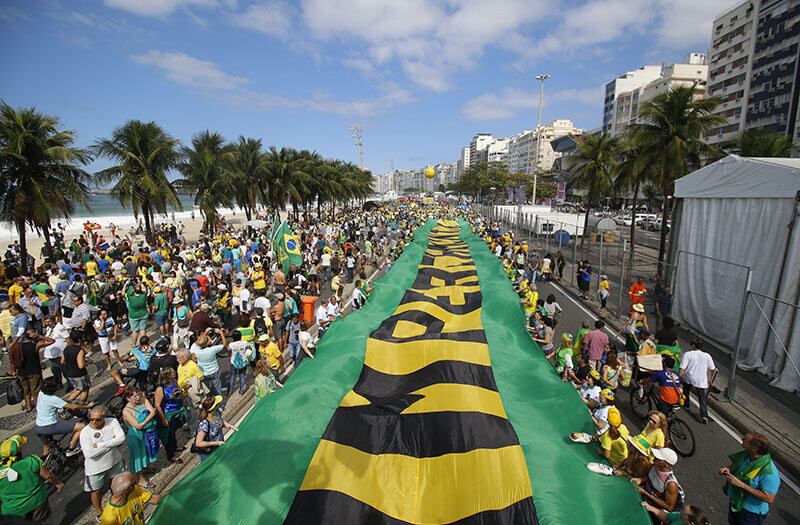 O ato favorável ao impeachment aconteceu na orla de Copacabana e terminou por volta das 13h30 deste domingo, depois de três horas. Os organizadores não deram uma estimativa de público, tampouco a Polícia Militar.

O público se concentrou em um trecho de cerca de 500 metros da pista da Avenida Atlântica, junto ao calçadão, entre os postos 4 e 5. A avaliação do Movimento Vem Pra Rua, que convocou o ato, foi de que a adesão "foi além da esperada"

