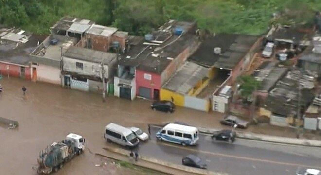 Limite entre SP e Guarulhos é área de constante alagamento há anos