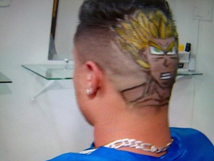 Designer "faz a cabeça" de clientes com cortes de cabelo inusitados