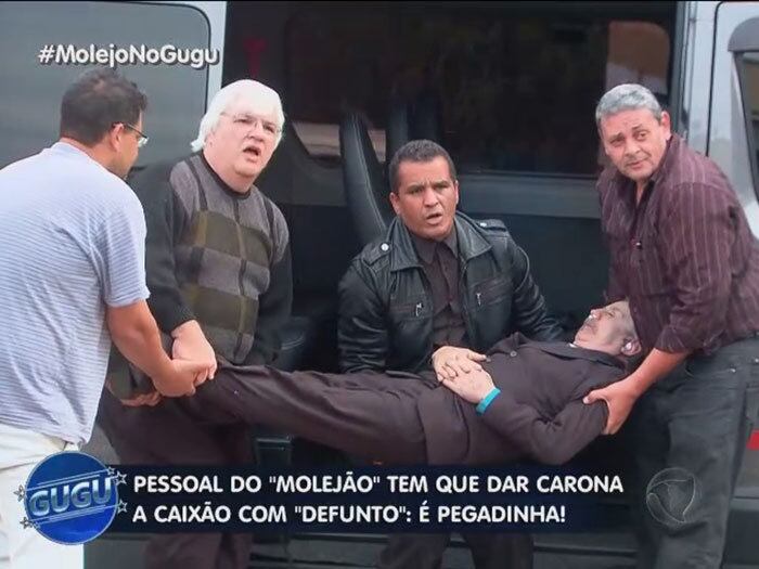 Tentaram colocar o defunto até mesmo sem o caixão dentro da van. Ao chamá-los para ajudar a carregar o corpo, eles se recusaram 

+ Quer assistir às íntegras do programa Gugu? Acesse R7 Play e veja quando e onde quiser!