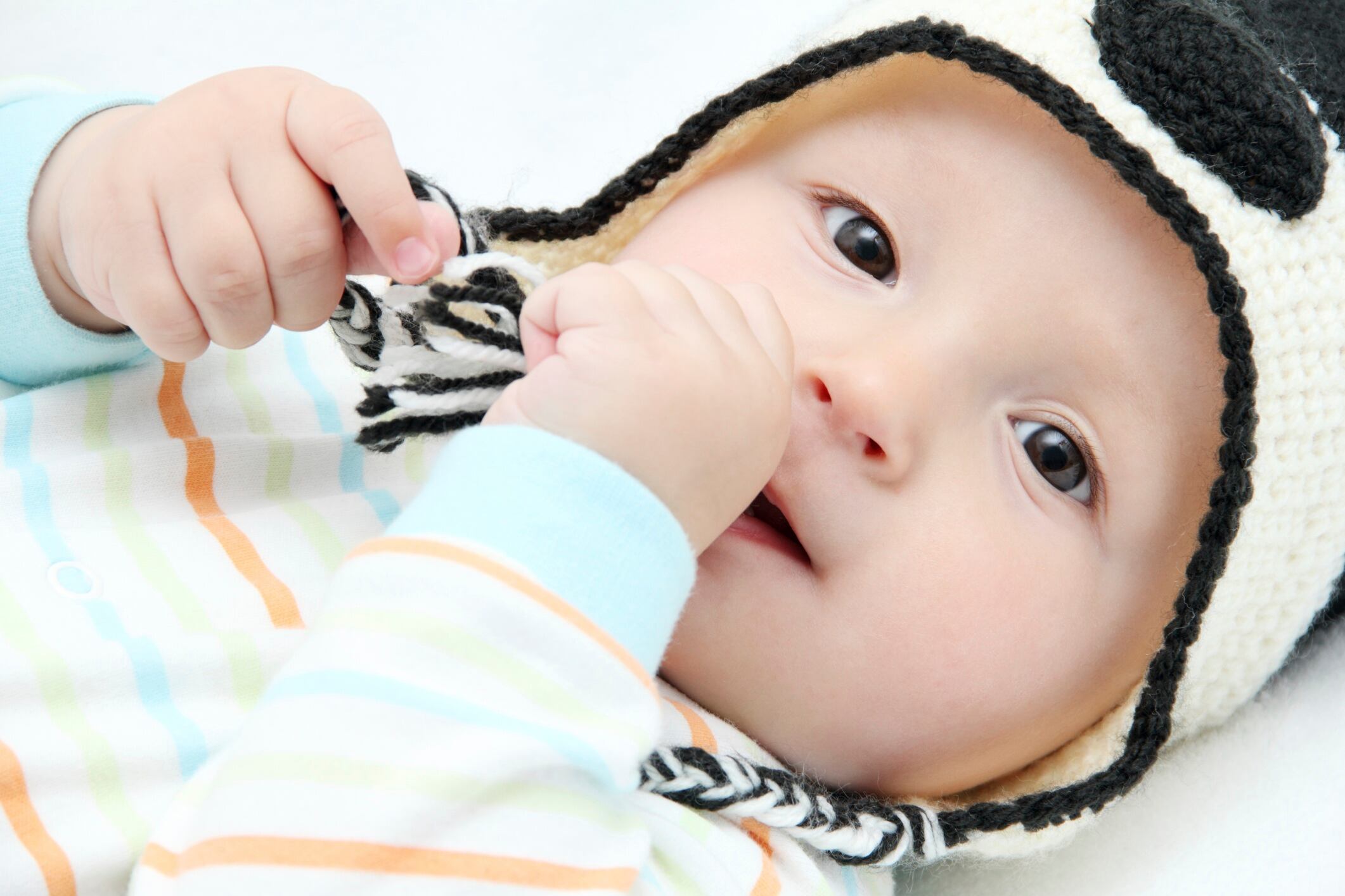 Chupar dedo é prejudicial ao bebê? Verdade
A médica explica que o dedo está sempre contaminado por bactérias. Além de ser prejudicial à saúde, Miquelina alerta que, posteriormente, os pais terão dificuldade em "tirar este hábito" do bebê