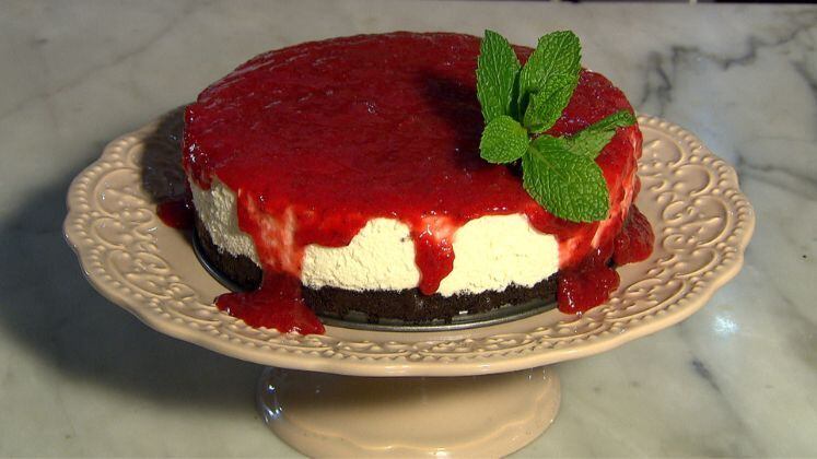 Cheescake com Cobertura de Geleia de Morango
Ingredientes (geleia cobertura)
500 g morangos
1 xícara de açúcar cristal
Suco de meio limão tahiti
Modo de preparo:
Retire o cream cheese da geladeira 30 minutos antes do preparo para ficar em temperatura ambiente;
Bata os biscoitos no liquidificador com o recheio;
Vire em uma vasilha e misture a manteiga derretida ao biscoito batido;
Forre o fundo da forma com papel manteiga e aperte o biscoito batido no fundo da forma;
Leve ao congelador enquanto prepara o recheio;
Bata o cream cheese por 2 minutos para ficar cremoso;
Abaixe a velocidade e vá colocando o leite condensado em fio até ficar uma mistura homogênea;
Em outra vasilha, bater o creme de leite gelado em ponto chantilly;
Misture este creme batido ao cream cheese com uma espátula até ficar homogêneo;
Hidrate a gelatina com 3 colheres de sopa de água;
Espere 1 minuto e leve ao micro-ondas somente até dissolver a gelatina (15 segundos);
Não deixe ferver;
Misture a gelatina dissolvida ao creme preparado;
Retire a base do congelador, coloque o recheio e leve à geladeira por 4 horas ou de um dia para outro.
Modo de preparo (geleia)
Coloque os morangos picados em cubos pequenos no fogo junto com o açúcar cristal e o suco de limão;
Cozinhe em fogo médio por 20 minutos e deixe esfriar;
Quando estiver morno para frio, coloque em cima da cheesecake já firme e deixe esfriar na geladeira para firmar.