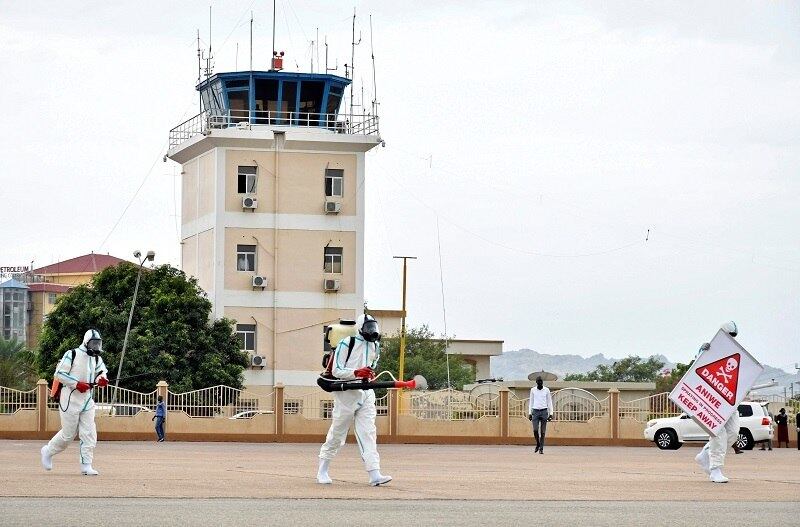 Equipe limpa campo de pouso no Aeroporto Internacional de Juba, no Sudão do Sul
