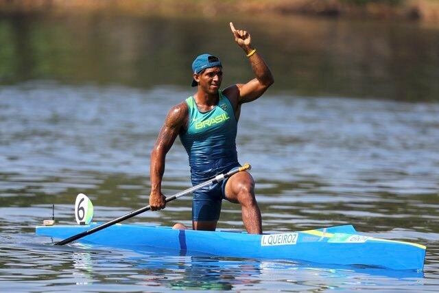 Simplesmente o maior nome do Brasil. Pela primeira vez, um atleta do País conquistou três medalhas em uma só edição dos Jogos Olímpicos.

Logo em sua primeira participação, Isaquias, dono de duas pratas e um bronze, virou referência para toda uma geração e mostrou que é possível vencer a bordo de uma canoa, seu principal meio de transporte durante a infância ao lado do amigo Erlon de Souza