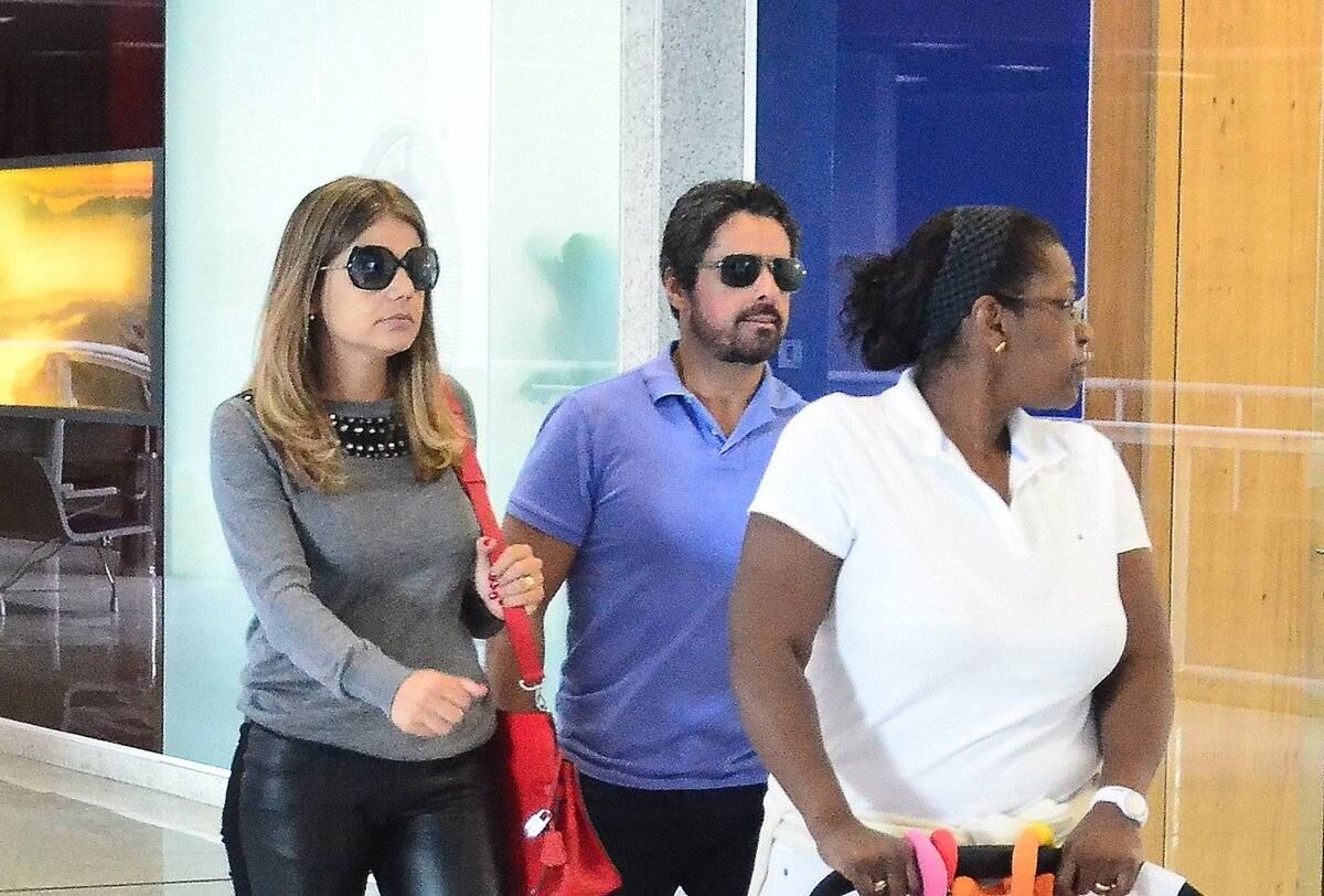 Nívea Stelmann passeia com o marido Marcus Rocha e a filha, Bruna, pelo aeroporto do Rio
