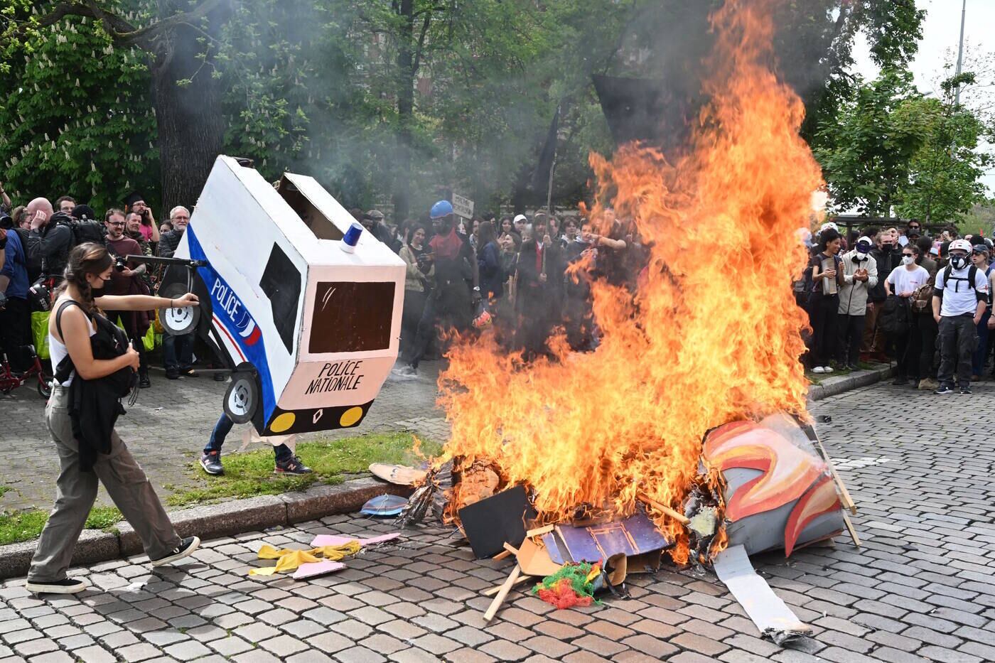 A França enfrenta uma nova onda de manifestações, nesta segunda-feira (1º), Dia Internacional do Trabalhador. Diversas cidades do país têm atos que vão de fogueiras nas ruas, até conflitos com a polícia com bombas de gás lacrimogêneo, um rio de tinta em frente a hotel de luxo e o barulho das panelas batidas pelos manifestantes. A foto acima foi feita em Estrasburgo, no leste do país