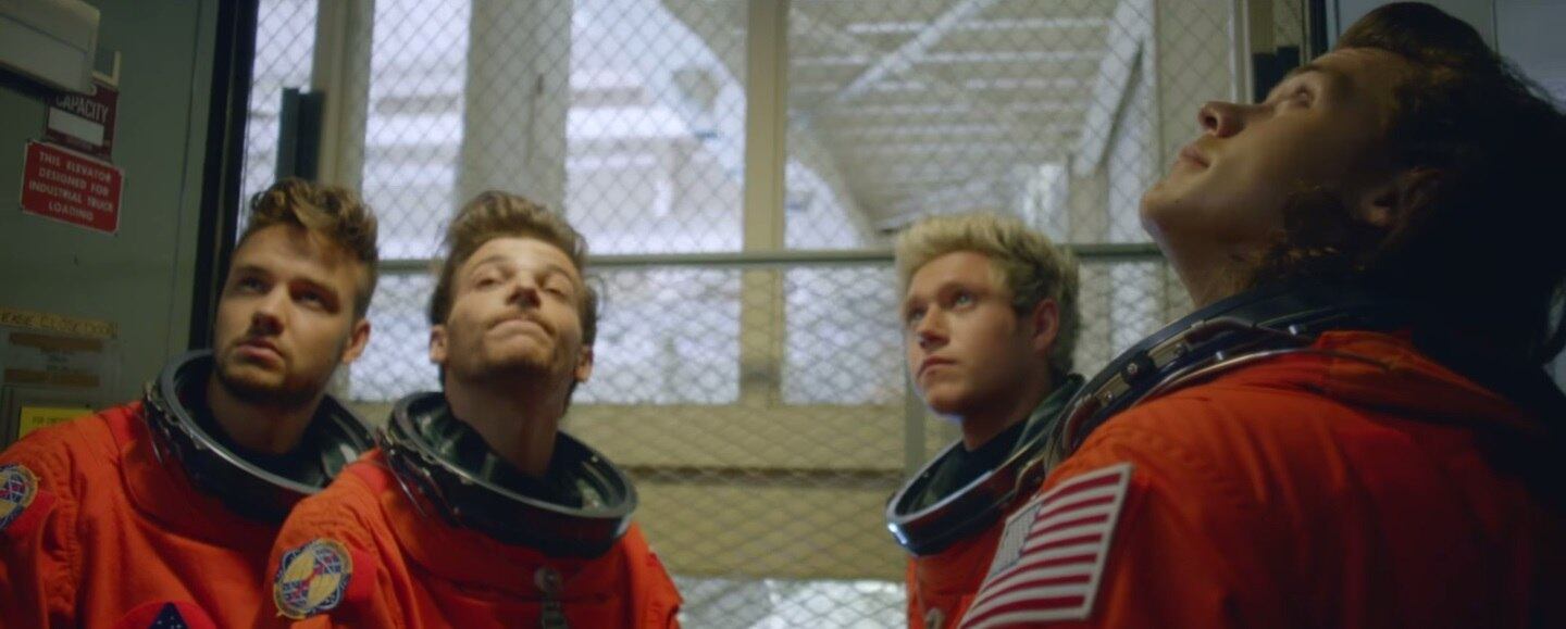 9) Quando todos deveriam fazer caras sérias, mas o Louis simplesmente não consegue de tão fofo que é
