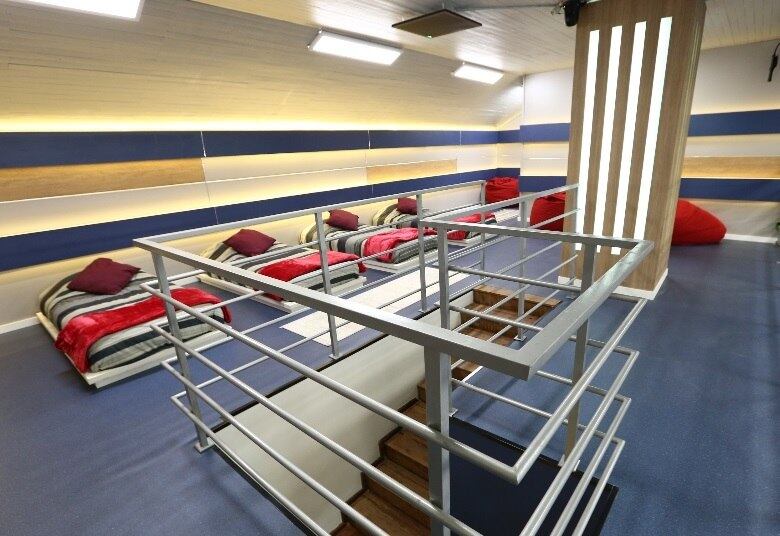 Eles também podem usar alguns puffs que estão à disposição. Mas não são muitos