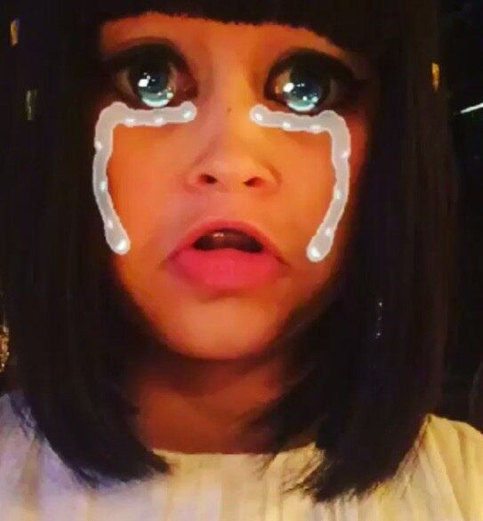 Na imagem acima, Nikki está caracterizada como a egípcia Meryt, fingindo estar chorando num vídeo bastante animado