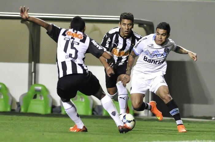 Com a derrota do Corinthians, o Grêmio precisava de uma vitória para entrar no G-4, mas deixou a chance escapar ao empatar sem gols com o Atlético-MG no Independência. Mesmo sem os três pontos, o zagueiro Rhodolfo valorizou o resultado.

— Estamos vindo de quatro vitórias seguidas e é muito difícil jogar aqui, o Atlético-MG é uma das equipes mais difíceis de se jogar fora de casa. Mas valeu a pena, temos que dar valor ao ponto que conquistamos. Nós nos tranquilizamos um pouco na pressão que sofremos no final e saímos com o empate. Leia mais

