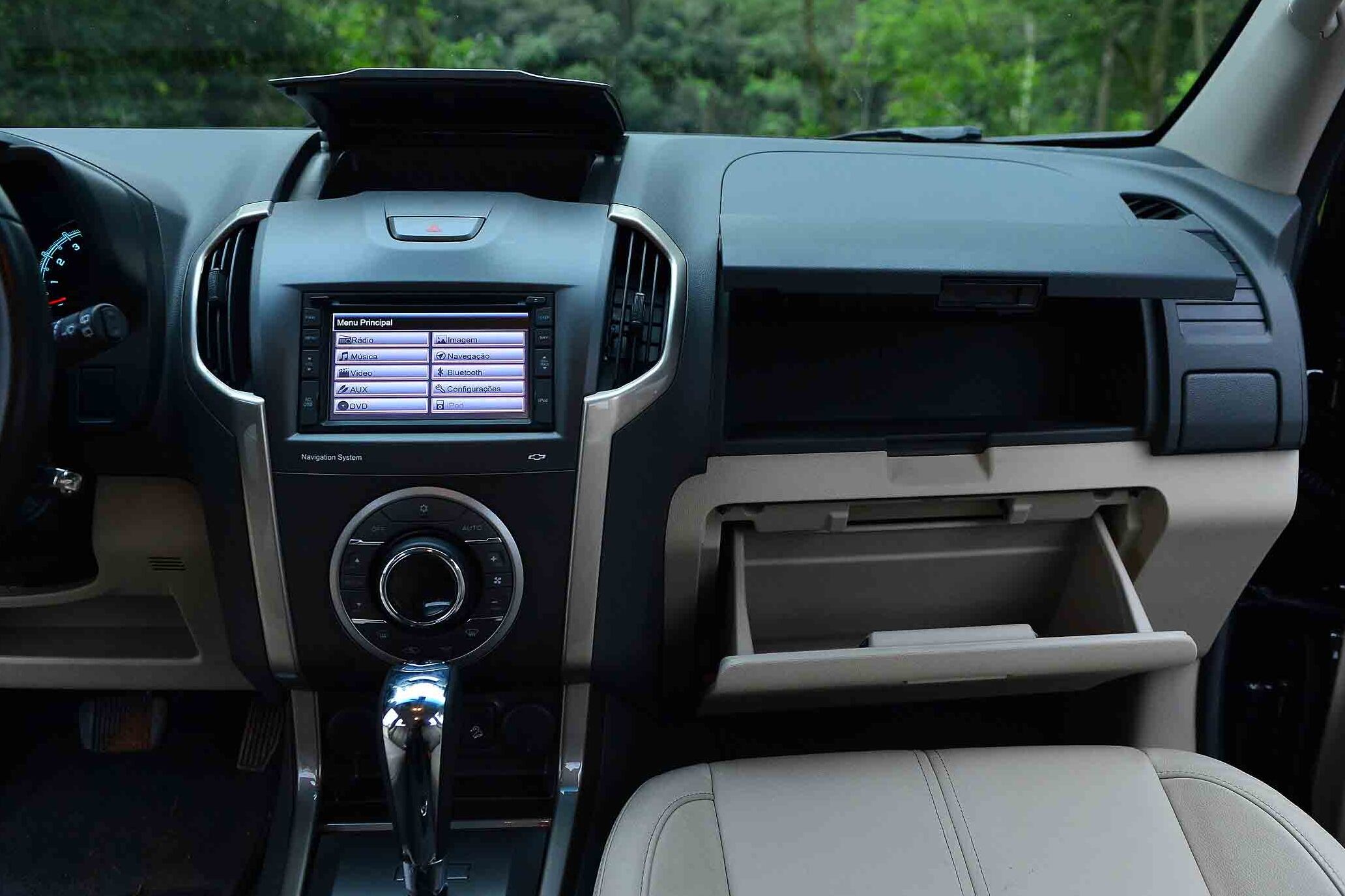 A profusão de espaço deixou o carro versátil: só na frente há três compartimentos com tampas individuais. Leia a avaliação completa

Quer saber tudo sobre carros? Acesse www.r7.com/carros