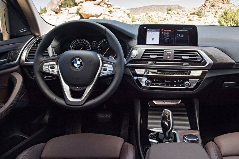 Por dentro, as versões são equipadas com estofamentos em couro com aquecimento e ventilação, controle de cruzeiro adaptativo, monitoramento de ponto cego, assistente de partida em rampa, alerta de tráfego cruzado, alerta de mudança de faixa, alerta de tráfego lateral e câmera de visão 360 graus e nova central multimídia em posição mais alta