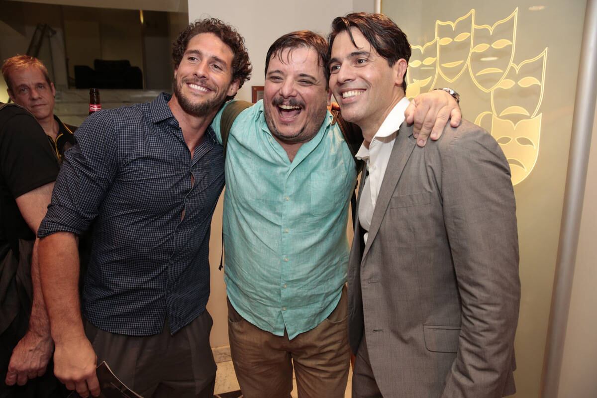 Flavio Canto, Thelmo Fernandes e Claudio Lins foram clicados na última quinta-feira (15) no Teatro Sesc Ginástico, Rio de Janeiro durante a pré-estréia do musical O Beijo No Asfalto
Acesse o R7 Play e assista gratuitamente à programação da Record quando quiser