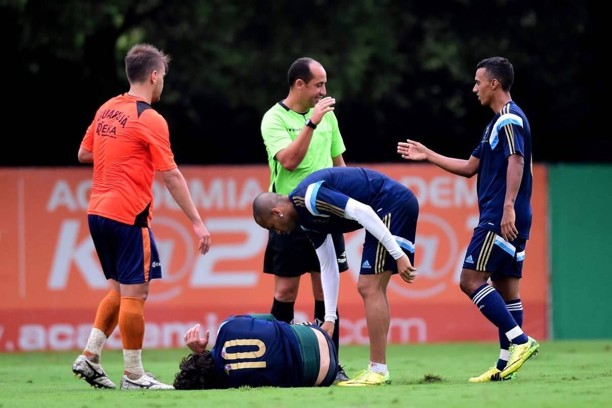 Após a falta, Gustavo mostrou espírito de fair play e foi se desculpar com o jogador do Palmeiras