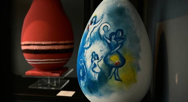 Aqui, o confeiteiro se inspirou na obra "Dança", de 1928, do artista Marc Chagall, para o ovo de chocolate à direita, e na coleção "O trem azul", de 1924, da maison Chanel. O tema geral das criações de Páscoa de Walter Musco para este ano é "Voglio vederti danzare" ("Quero ver você dançar", em tradução livre do italiano. Dá para espiar um pouco mais das criações do chef na página oficial de sua confeitaria no Instagram

Veja também: Chocolatier belga aposta em coelhinhos sabor grama
