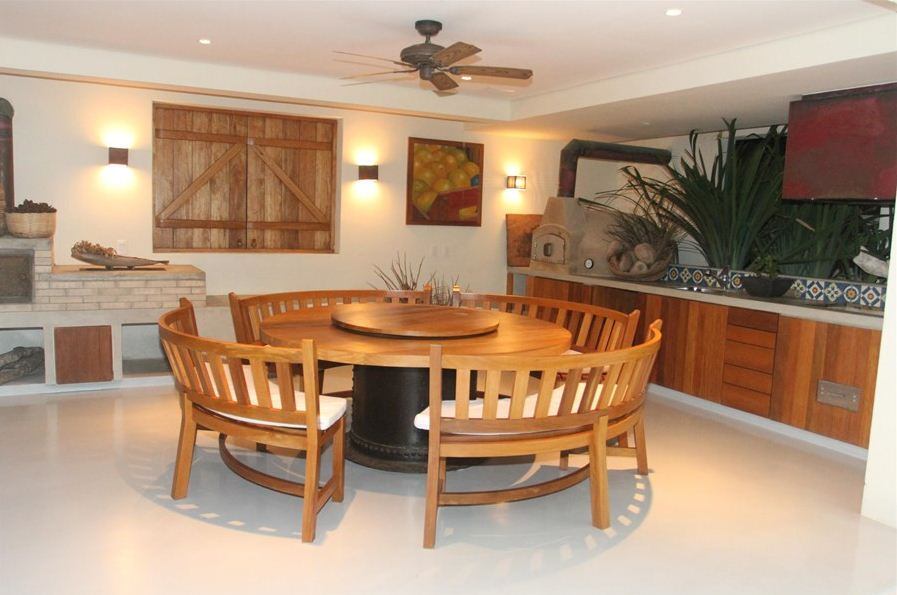 A cozinha gourmet tem forno a lenha e churrasqueira
