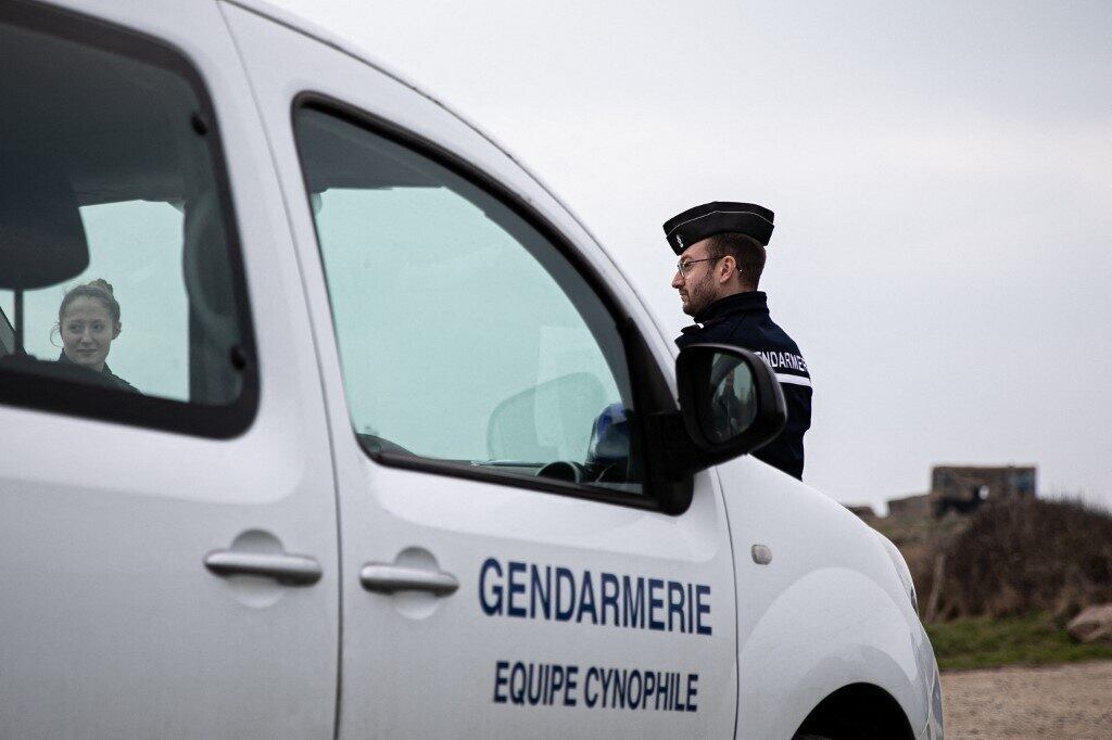 A quantidade "colossal" de cocaína atrai pessoas
com intenções pouco claras e causa preocupação nos habitantes dessas pequenas
cidades. A fonte próxima ao caso disse que a vigilância vai continuar até o
início da próxima semana.


A Promotoria de Cherbourg abriu uma investigação no início
da semana, que tentará esclarecer a origem e a trajetória das sacolas