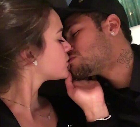 A notícia de uma nova separação do casal Bruna Marquezine e Neymar, confirmada pelo craque em entrevista ao R7, foi recebida com tristeza pelos fãs, especialmente pela surpresa. Há poucos dias os dois estavam juntos em uma viagem pela África, na companhia de toda a família dele, e parecia tudo bem. Diante da nova separação, Bruna e Neymar provam que ninguém está livre de um relacionamento ioiô. Relembre, na galeria, a história de amor dos dois 