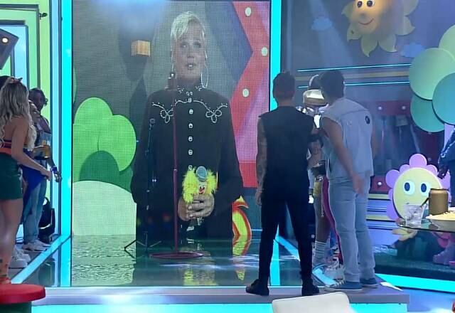 Xuxa invadiu a festa #tbt e bateu aquele papo com os peões que, no início, ficaram sem acreditar na participação mais do que especial da eterna Rainha dos Baixinhos