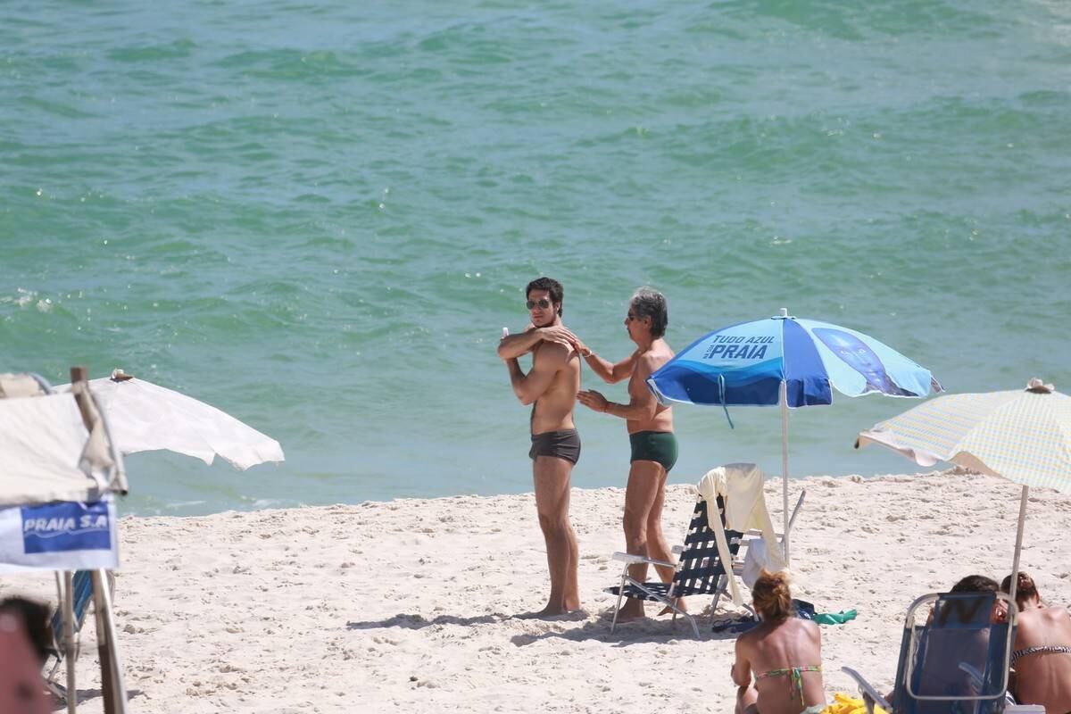 Emiliano D'Avila mostra atributos físicos em dia de praia no Rio
