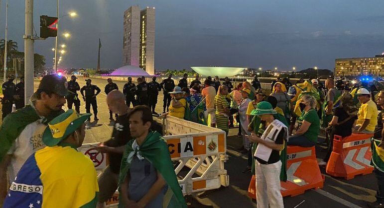 Manifestantes continuam na Esplanada dos Ministérios na noite de segunda-feira (8)