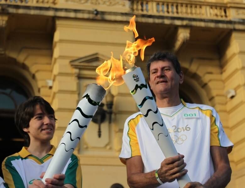 O ponto de partida do revezamento aconteceu no famoso Museu do Ipiranga. O primeiro a carregar a tocha foi o ex-jogador de vôlei, medalhista de prata em Barcelona 1992, Amauri Ribeiro