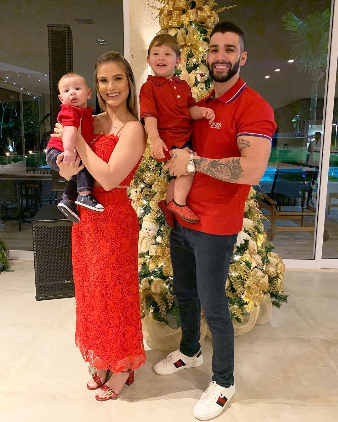 Andressa Suita e Gusttavo Lima também posaram com os filhos, Gabriel e Samuel, todos vestidos de vermelho 