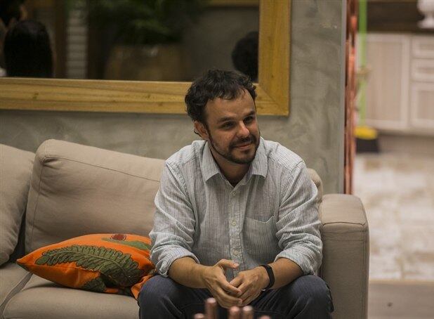 Eliminado do BBB15 com 65% dos votos, Adrilles concedeu entrevistas e chegou a se defender das acusações de ter perseguido uma mulher pela qual ele teria se apaixonado, antes do confinamento. Em entrevista concedida ao site oficial do programa, o poeta negou qualquer perseguição.

— Nunca mandei carta anônima para ninguém na minha vida. Isso é falso, é leviano. Essa mulher nunca pediu para que eu me afastasse. Eu tenho o maior respeito por ela. Trabalhei e estudei com ela e nunca a “stalkiei”. Eu tive, sim, uma “paixonite”, mas nunca cobrei nada nesse sentido