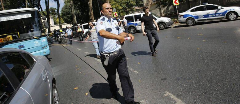 Policiais isolam a área onde o ataque ocorreu