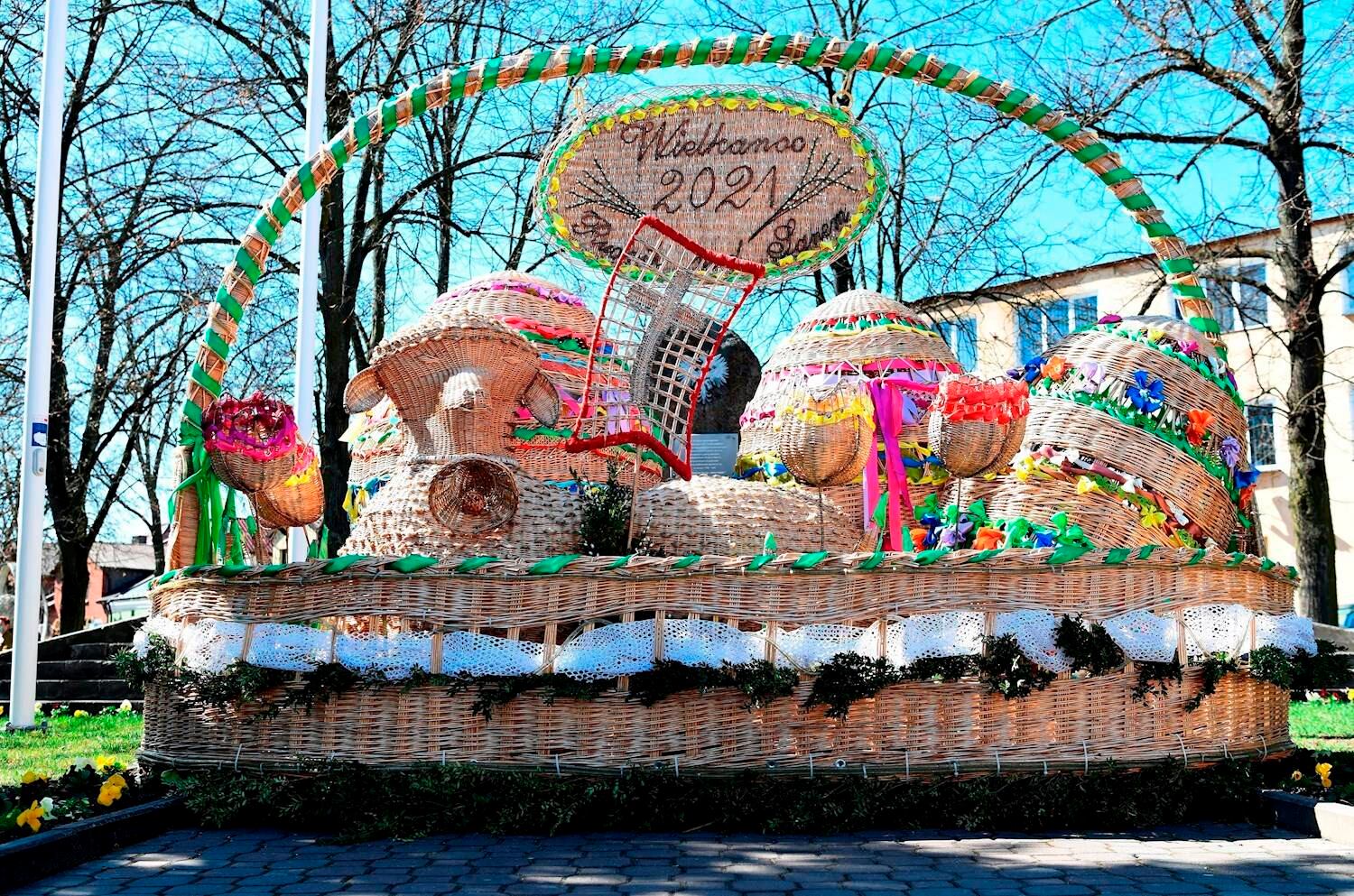 Rudnik Nad Sanem (Poland), 02/04/2021.- An almost four meters high and three meters wide wicker basket is on display on Good Friday in the center of Rudnik on the San river, southeast Poland, 02 April 2021. Inside - in line with the Easter tradition - there are a wicker lamb, Easter eggs, and flowers created by local wicker makers. (Polonia) EFE/EPA/Darek Delmanowicz POLAND OUT
