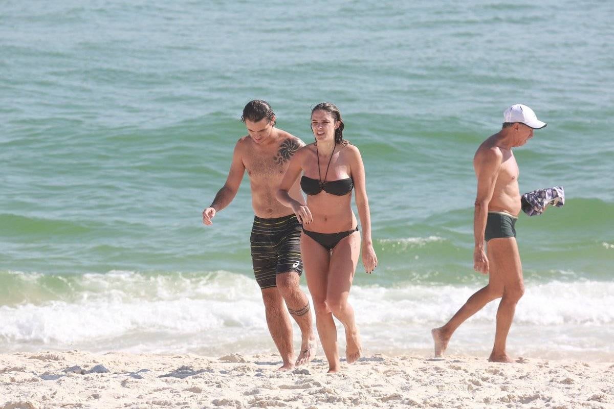 Rafa Brites e Felipe Andreoli curtem dia de sol em praia do Rio de Janeiro