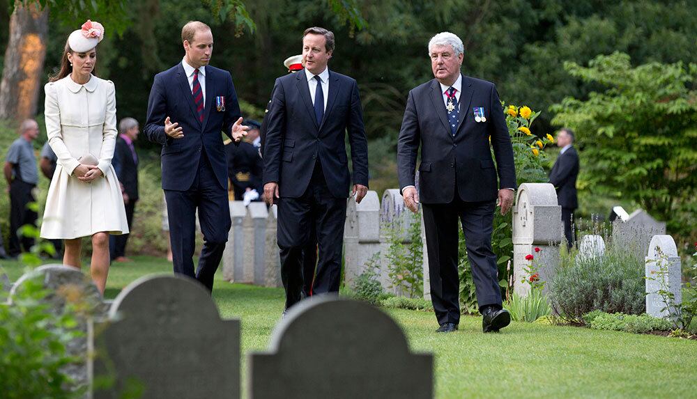 O príncipe William aparece ao lado da mulher, Kate Middleton, e do primeiro-ministro britânico David Cameron em uma cerimônia de comemoração para marcar o 100º aniversário da eclosão da 1ª Guerra Mundial, no cemitério St. Symphorien, na Bélgica