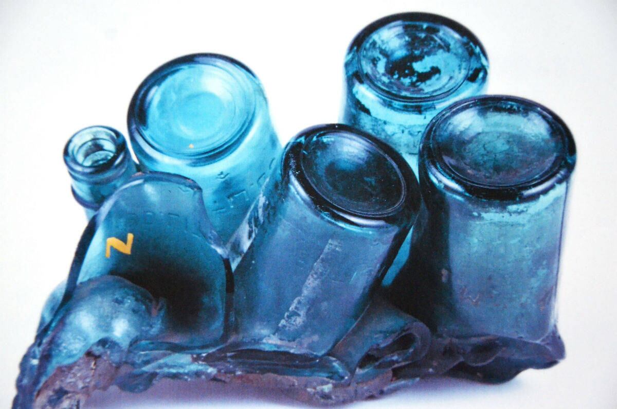 6 garrafas de vidro fundidas — cortesia: Sr. Shukichi Okada