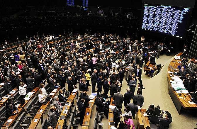 Deputados votam sugestões de mudança em projeto que amplia a terceirização