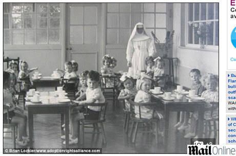 Crianças são fotografadas lanchando em um orfanato na década de 1930