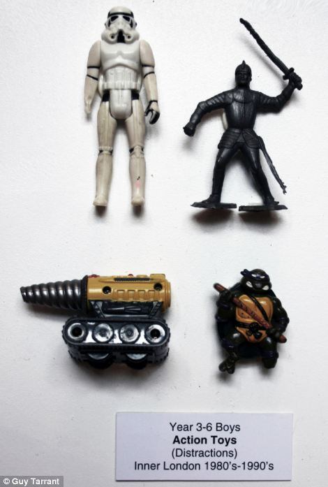 Os objetos mostram também como os interesses das crianças em jogos infantis, em alguns casos, mudaram e se desenvolveram ao longo do tempo, enquanto em outros, permaneceram notavelmente semelhantes