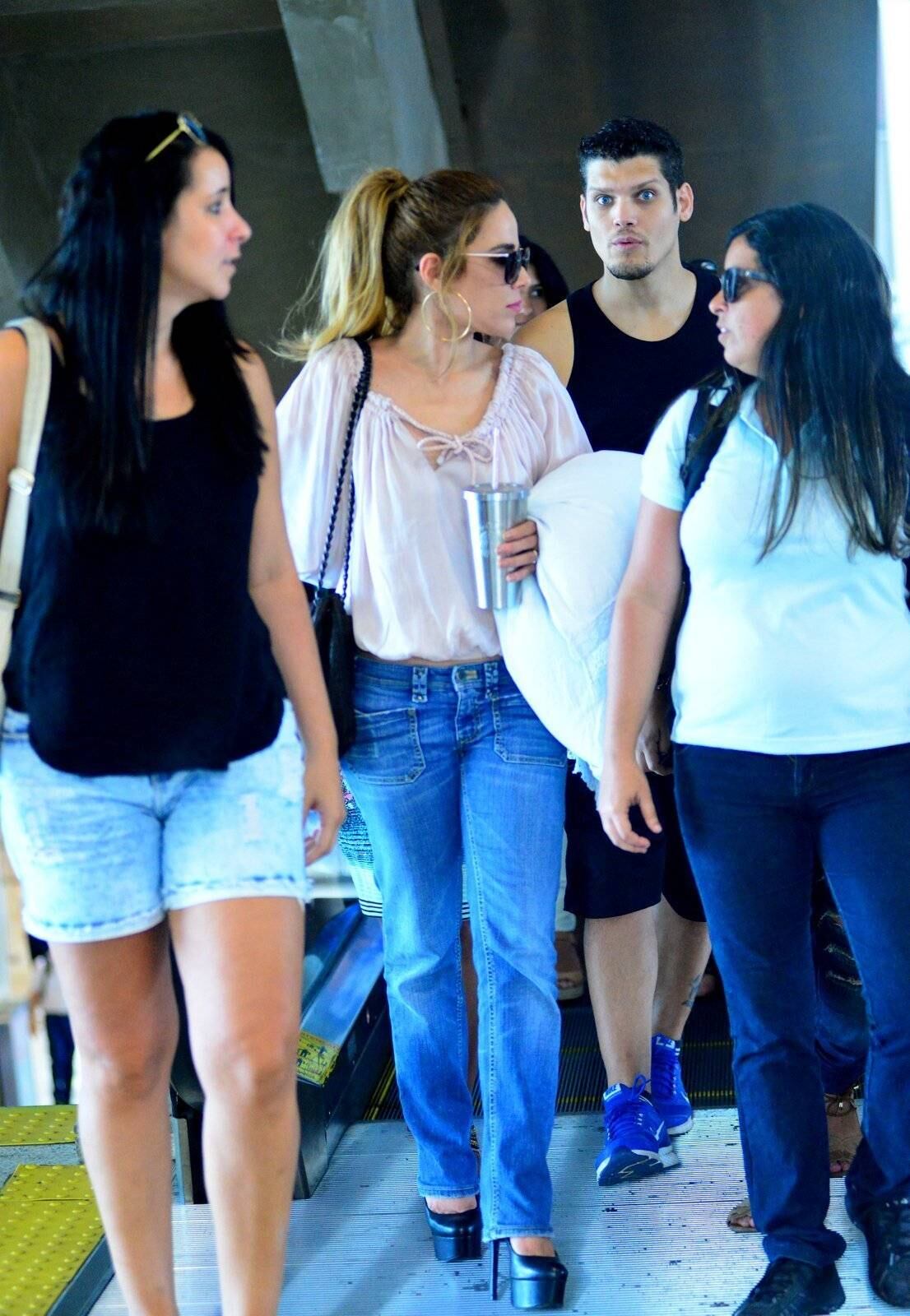 Wanessa é cercada por fãs em aeroporto do Rio