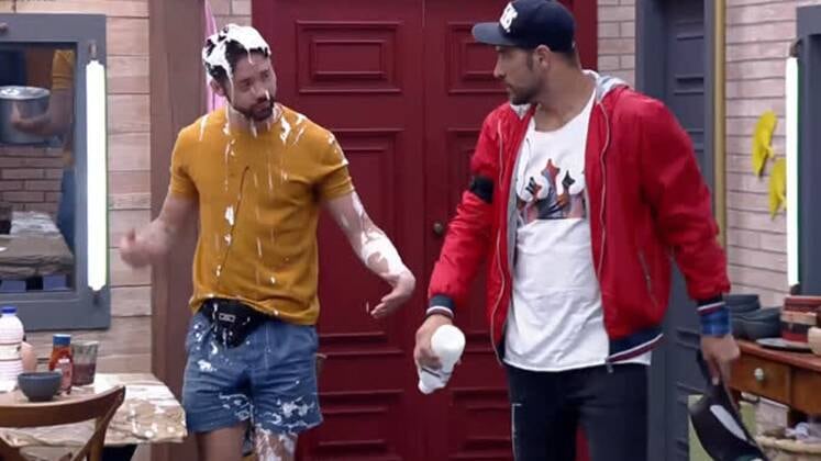 Quem acompanhou A Fazenda 13 sabe o que essa cena representou na sede! Tudo começou com o retorno de Tiago Piquilo de uma Roça. Diante dos comentários afiados que ouviu, Rico Melquiades ameaçou jogar fora todo o pó de café disponível, atitude que gerou uma confusão daquelas! Quando os ânimos se acalmaram, o vencedor da edição foi surpreendido por Victor Pecoraro, que despejou uma embalagem inteira de leite na cabeça dele