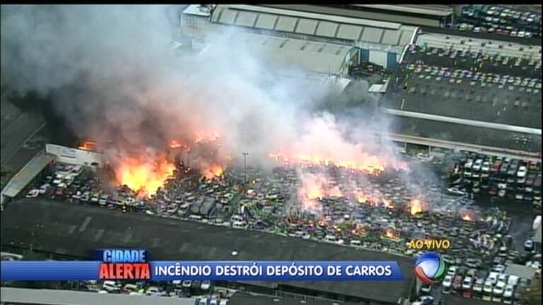 O depósito fica perto da avenida Brasil e do Aeroporto Internacional do Galeão. Até por volta das 16h40 não havia informações sobre problemas com os voos do aeroporto 