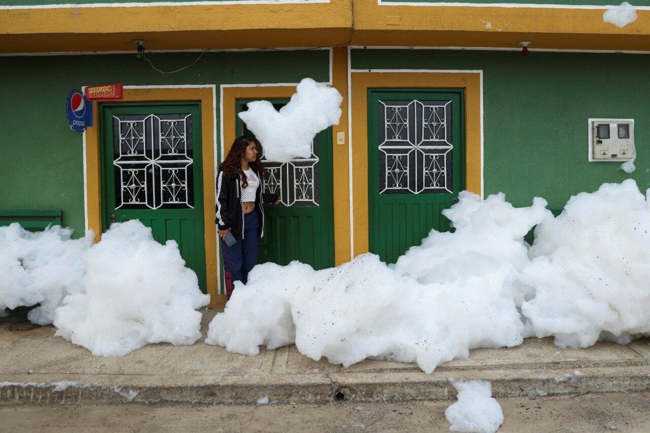 Uma espuma tóxica cobriu partes de um rio em Mosquera, uma pequena cidade perto da capital da Colômbia, na última quarta-feira (4)