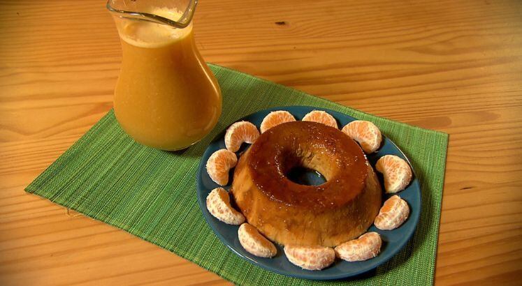 Pudim de Mexerica

Ingredientes:
1 lata de leite condensado
5 mexericas carioquinha
1 pacote de gelatina incolor sem sabor
5 ovos
1 copo de açúcar
 
Modo de Preparo:
Em uma panela com um copo de água fervente, derreta a gelatina incolor;
Esprema 5 mexericas carioquinha;
Coloque os demais ingredientes no liquidificador e bata;
Na vasilha em que será feito o pudim, faça a calda de caramelo com o açúcar e pingue o caldo mexerica, a gosto;
Jogue o conteúdo batido no liquidificador na vasilha do pudim;
Asse em banho maria por duas horas no forno a 250°. Na última meia hora, baixe pra 200°;
Tire o pudim e leve para o congelador pra gelar durante dez minutos;
Retire e coloque na geladeira até a vasilha ficar gelada;
Desenforme;
Enfeite com gomos de mexerica;
