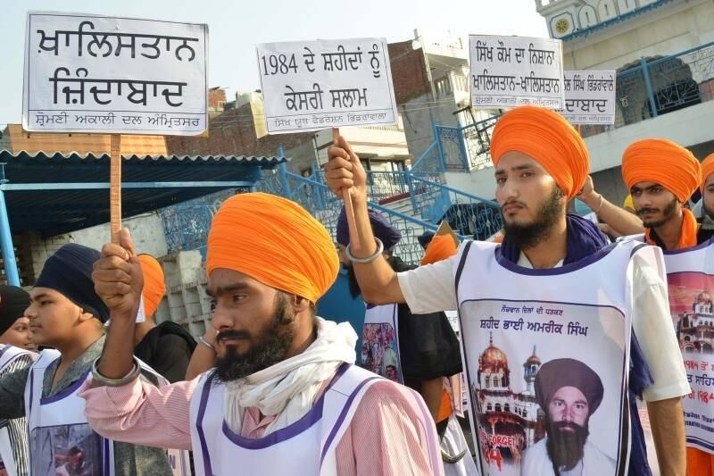 Ativistas da Federação Bhindranwala
de Juventude Sikh seguram cartazes durante manifestação para marcar o 30º
aniversário da Operação Estrela Azul, de 1984, em Amritsar